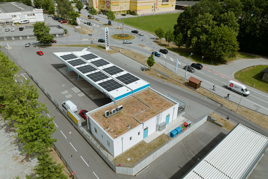 Photovoltaik-Anlage auf dem Dach einer Deltin-Tankstelle