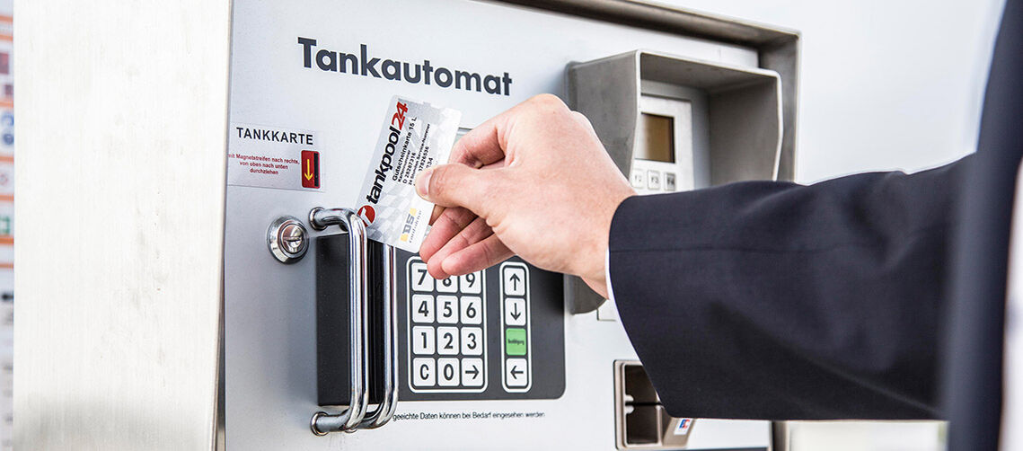 Tankautomat an den jemand eine Tankkarte benutzt