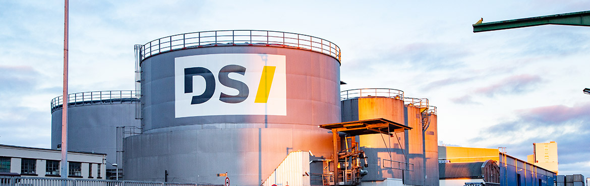 Tanklager mit einem angebrachten DS-Logo